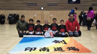 新チームで優勝した低学年レッド達！と知子先生と黒い妖精