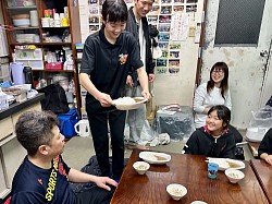 先生、大盛どうぞ