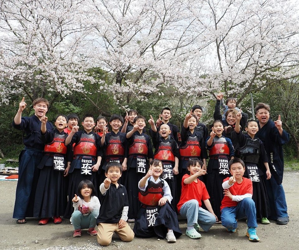 道場の前に咲く桜の木の下で団結式を行いました。