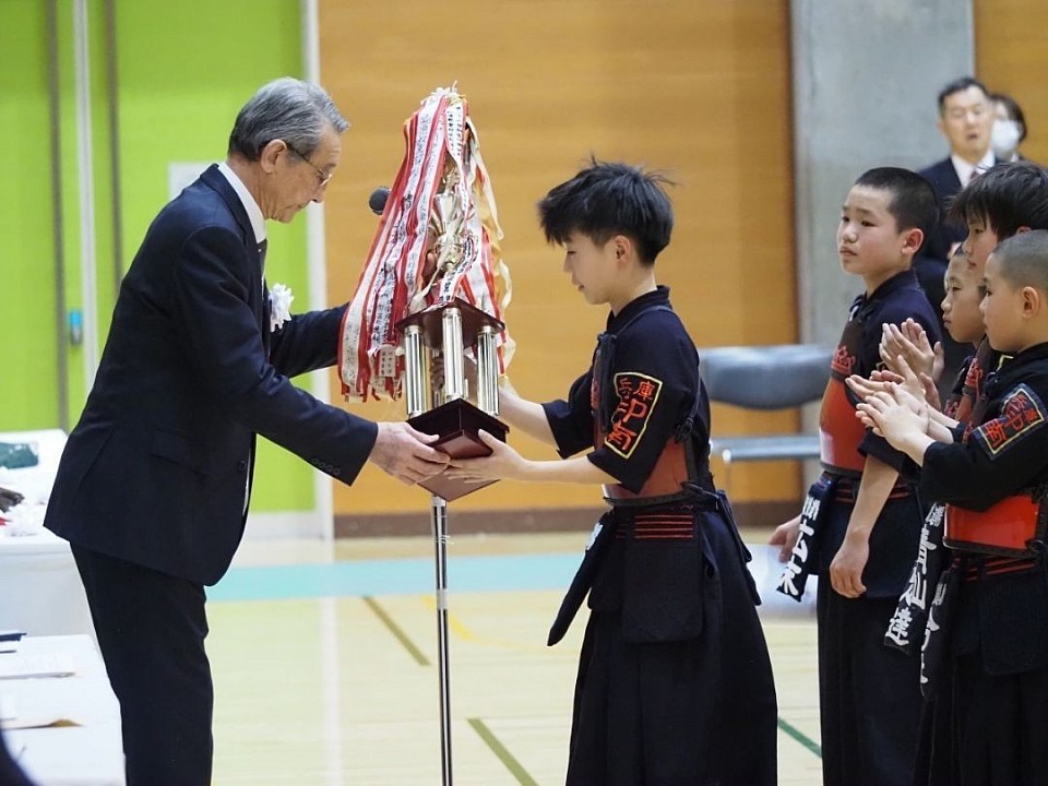 第32回加古川市少年剣道教室対抗剣道大会に参加しました。小学生男子団体の部Aチーム優勝🥇Bチーム三位🥉、小学生女子団体の部優勝🥇