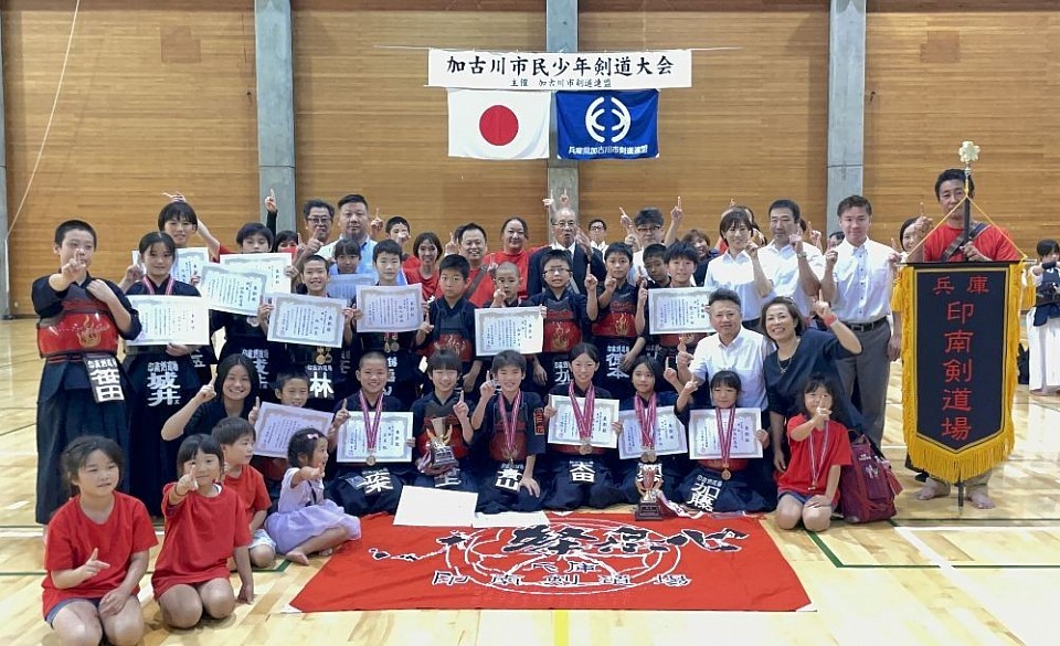 第49回加古川市民少年剣道大会に参加しました。中学生団体優勝🥇小学生男子団体優勝🥇小学生女子団体優勝🥇個人中2男子3位🥉個人中2女子3位🥉個人中1男子優勝🥇準優勝🥈個人中1女子優勝🥇準優勝🥈個人小6優勝🥇準優勝🥈3位🥉、個人小5優勝🥇準優勝🥈、個人小4優勝🥇3位🥉