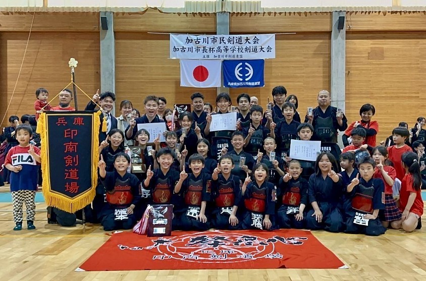 第53回加古川市民剣道大会に参加しました。小学生男子の部優勝🥇中学生女子の部優勝🥇一般男子の部で優勝🥇高校生女子の部では、卒門生が出場した加古川東高校Cと加古川東高校Bチームが優勝🥇&準優勝🥈しました。