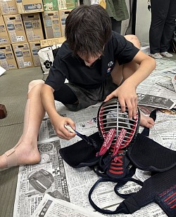 藍色に赤が映える