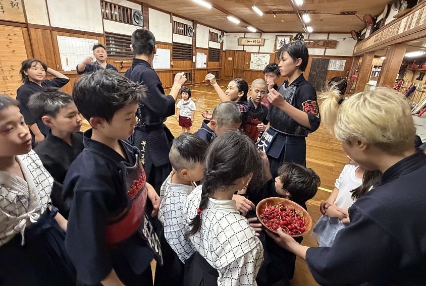 山形から美味しそうなサクランボの差し入れが届き、稽古後にみんなでいただきました🍒